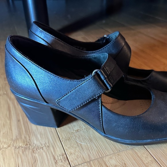 Like new Clark’s size 8.5 black - Picture 3 of 3
